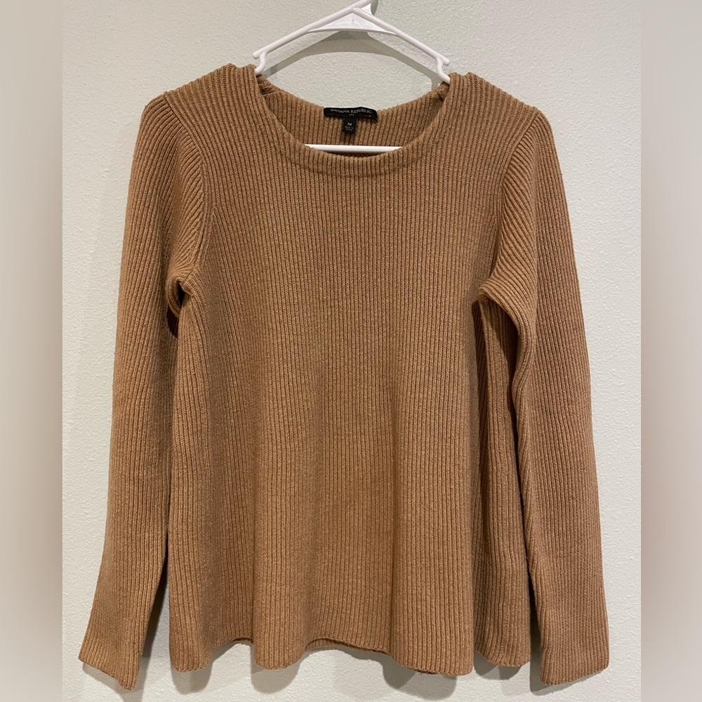 Women’s Tan Banana Republic ribbed knit sweater. Size M